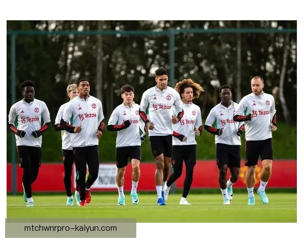 滕哈赫球队站位体系解析：当前阶段战术布局与阵型执行走势清晰